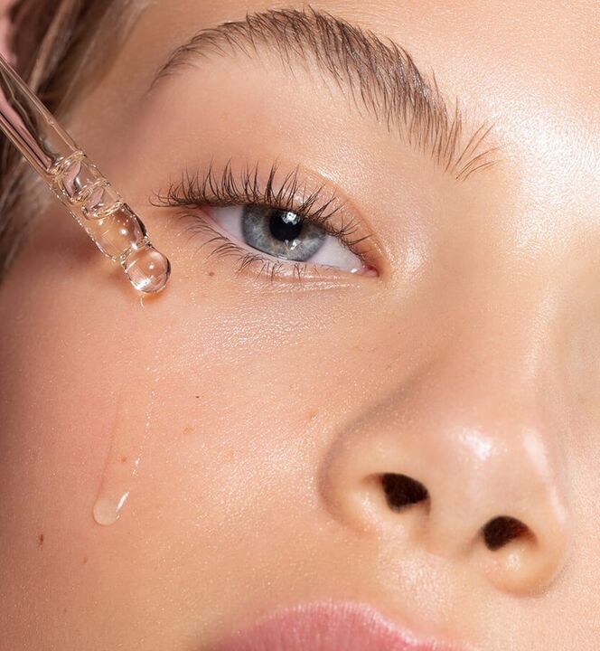 Quatre gouttes sur le visage sont suffisantes